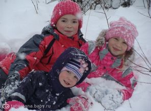 вот так мы гуляем , по уши в снегу и не холодно щечкам, потому что пользуемся кремом " Морозко"