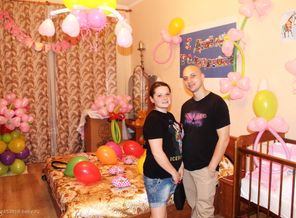 С мужем помогаем оформить шарами встречу из роддома малышки)))