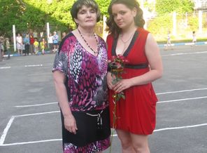 Я мамуля) 2 года назад на выпускном из школы)