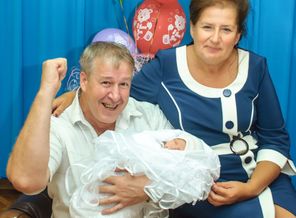 Счастливые дедушка и бабушка