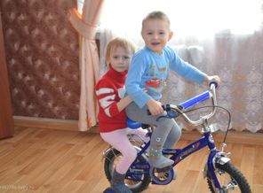 Данил со своими лучшими друзьями (подружка Варя и железный конь)