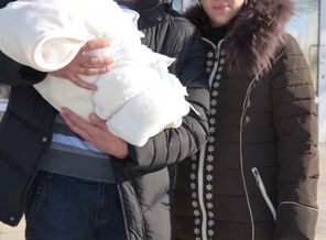 Везем Ильюшу с кроваткой знакомится!
