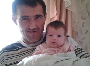 наш папочка с долгожданной дочуркой)
