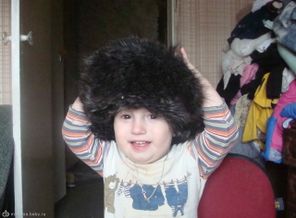 Собираемся на улицу в маминой шапке