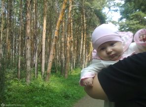 хочу все знать))  в коляске на улице не спит, а глазеет по сторонам