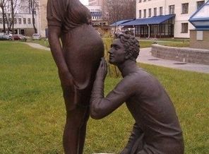 Памятник беременной в Томске