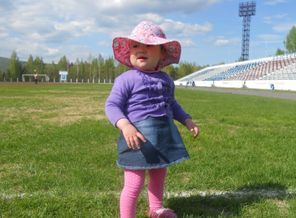 До чего хорош денёк: Веет лёгкий ветерок, Солнца летнего лучи Так приятно горячи!