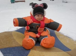 шабку мама мне связала,что б зимой не замерзала.......