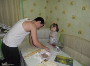 папина помощница .всей семьей лепили чебуреки!!!