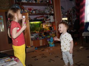 В восторге от мыльных пузырей...