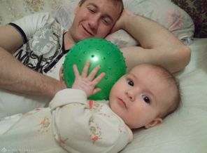 Юляша научилась держать мячик)