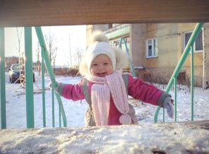 Марьяшка забирается на горочку