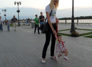 моя мамочка учит меня ходить))