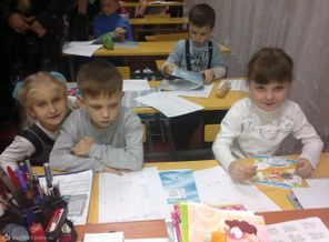 девочки так и липнут)