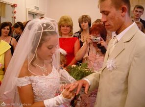 Одеваю мужу колечко
