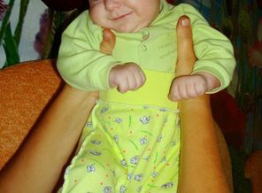 Без ума от счастья топать у бабушки на животе))))))))