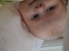 выглядывал в окошко