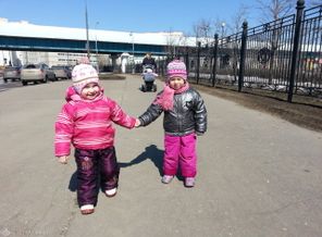 Мое СОЛНЫШКО на прогулке с подружкой Данькой