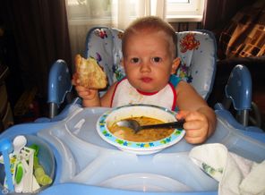 Я сам учусь кушать!