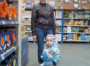 В магазине.