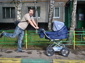 первая прогулка малыша с папой))
