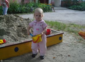 Анечка играет в песочнице!!!