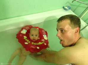 Это мы так купаемся,а папа дразнится)