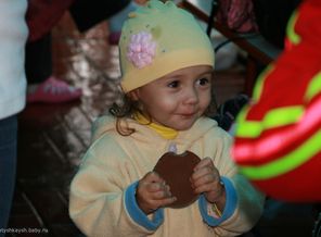 Вот мое счастье,с шоколадом в руках)