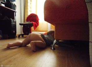 научились под диван за игрушками лазить))