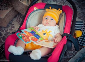 Жирафик читает книжку про мишку)