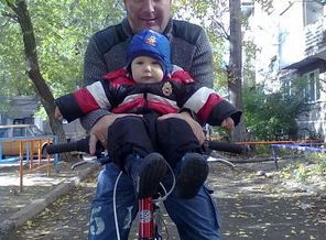 с папочкой на велосипеде