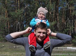 Верхом на папе в деревню!