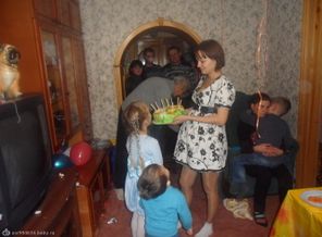 Задуваем свечи! Тортик мама делала своими руками!