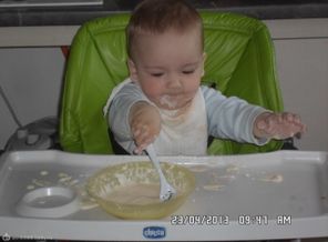 Сыночек первый раз кушает сам!