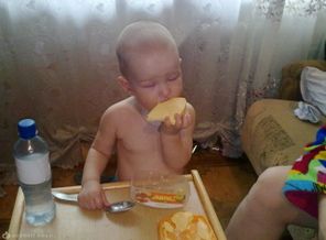 Кушает масло)