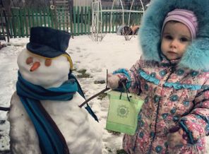 Подходи и стар, и млад -  наш снеговик всем очень рад;)))