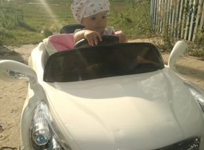 Плачет девушка настоянке, Сидя в новеньком BMW, Вся в слезах и губной помадке — Три педальки, аножки — две.)))))