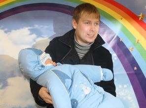 Мишутка на руках у папы!