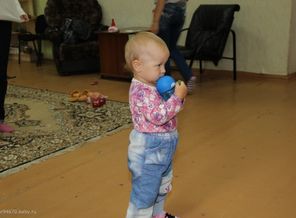 Ладушка взяла чужой поильник:))