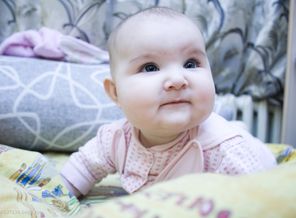 маленькая Лера учится ползать