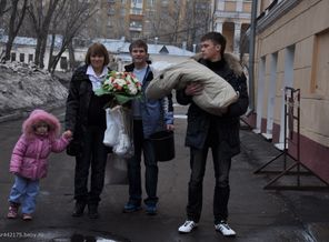 Самую младшую сестренку Наташу несет старший брат Ян.