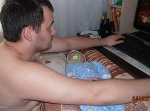 Папа нянчит сына