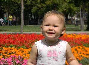 Полиночка на прогулке в парке